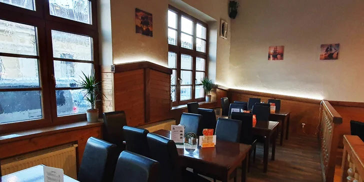 Prkno plné řízků a smažáku nebo tří druhů steaků až pro 6 osob