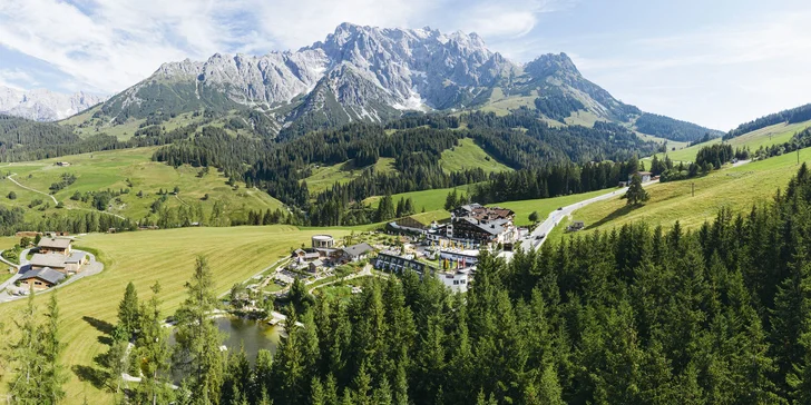 Krásný hotel v Rakousku u sjezdovky: polopenze, parádní wellness, super herny pro děti