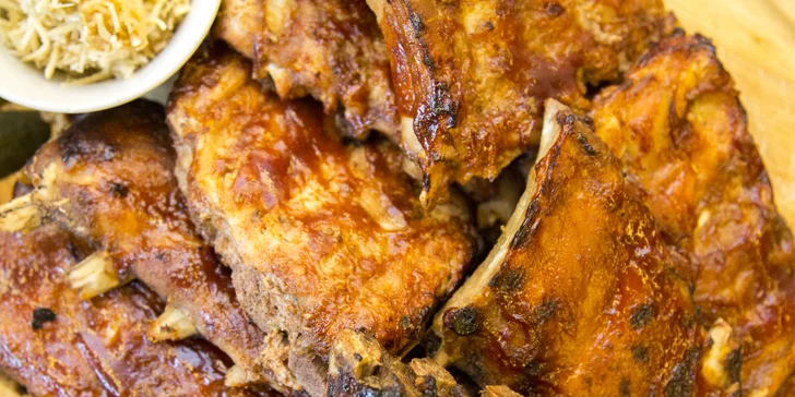Pečená vepřová BBQ žebra s přílohami a chlebem: 600 nebo 1200 g