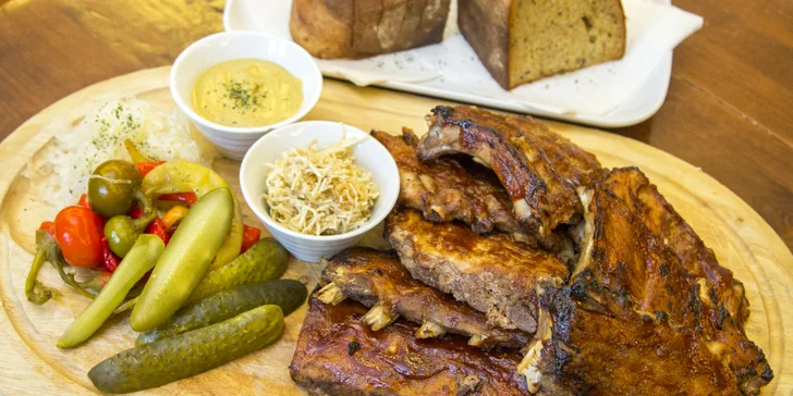 Pečená vepřová BBQ žebra s přílohami a chlebem: 600 nebo 1200 g