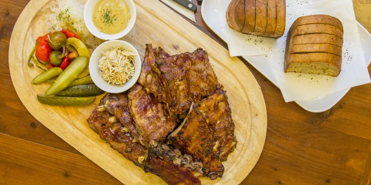 Pečená vepřová BBQ žebra s přílohami a chlebem: 600 nebo 1200 g