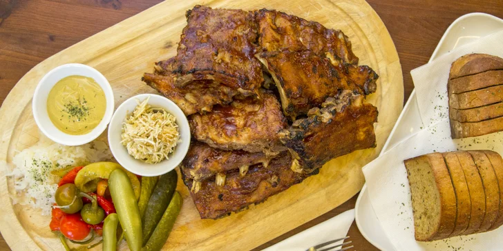 Pečená vepřová BBQ žebra s přílohami a chlebem: 600 nebo 1200 g