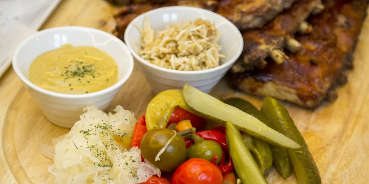 Pečená vepřová BBQ žebra s přílohami a chlebem: 600 nebo 1200 g