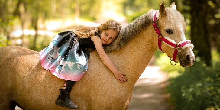 Jezdecká škola: projížďky do přírody na poníkovi pro děti nebo lekce s trenérkou