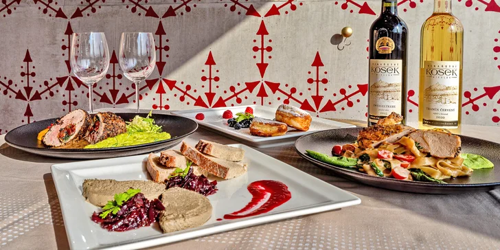 Tříchodové menu s lahví vína pro 2 osoby: masová paštika, kuřecí supreme či vepřová panenka, lívanečky