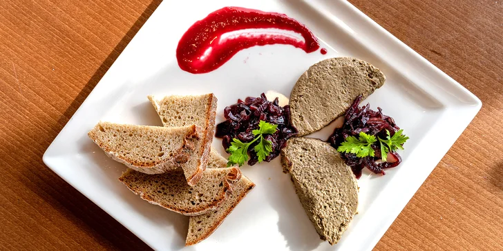 Tříchodové menu s lahví vína pro 2 osoby: masová paštika, kuřecí supreme či vepřová panenka, lívanečky