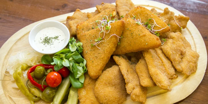 Prkno plné řízků a smažáku nebo tří druhů steaků až pro 6 osob