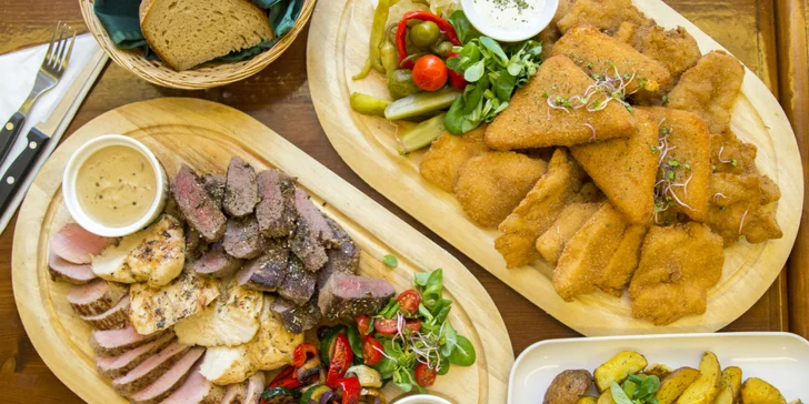 Prkno plné řízků a smažáku nebo tří druhů steaků až pro 6 osob