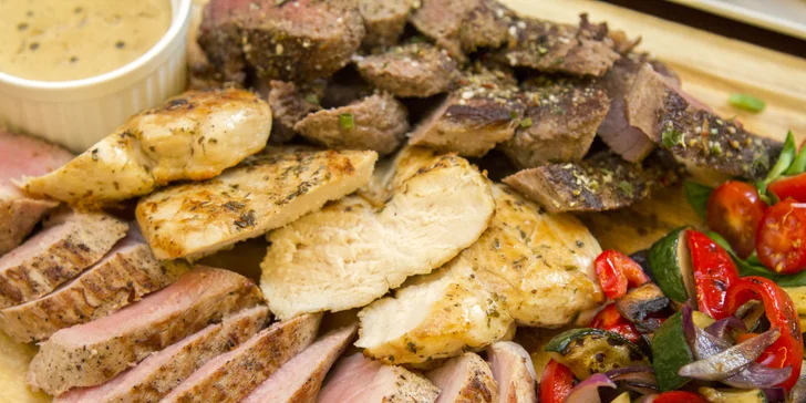 Prkno plné řízků a smažáku nebo tří druhů steaků až pro 6 osob