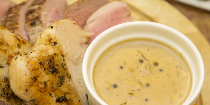 Prkno plné řízků a smažáku nebo tří druhů steaků až pro 6 osob