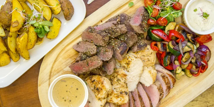 Prkno plné řízků a smažáku nebo tří druhů steaků až pro 6 osob