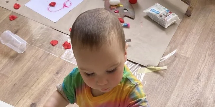 1 hodina tvoření a dovádění v ateliéru Fairy Play pro děti od 1 do 6 let
