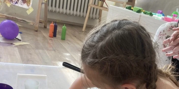 1 hodina tvoření a dovádění v ateliéru Fairy Play pro děti od 1 do 6 let