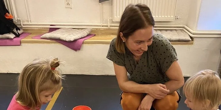 1 hodina tvoření a dovádění v ateliéru Fairy Play pro děti od 1 do 6 let