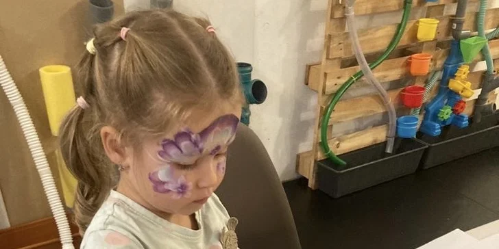 1 hodina tvoření a dovádění v ateliéru Fairy Play pro děti od 1 do 6 let