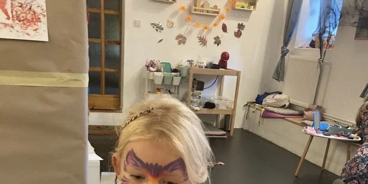1 hodina tvoření a dovádění v ateliéru Fairy Play pro děti od 1 do 6 let