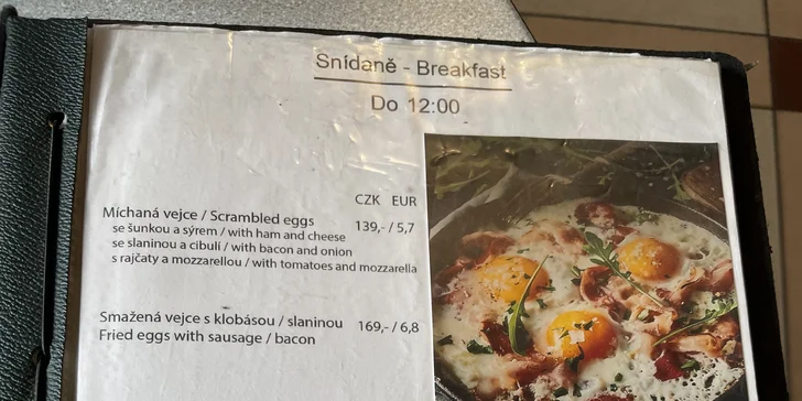 Snídaně a nápoj dle výběru v centru Prahy: míchaná vejce, panini i káva