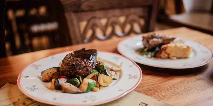 Hostina kousek od Pražského hradu pro dva: krevety, panenka, hovězí rumpsteak i mrkvový dort a víno