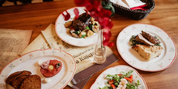 Hostina kousek od Pražského hradu pro dva: krevety, panenka, hovězí rumpsteak i mrkvový dort a víno
