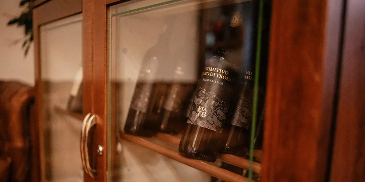 Hostina kousek od Pražského hradu pro dva: krevety, panenka, hovězí rumpsteak i mrkvový dort a víno
