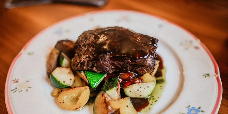 Hostina kousek od Pražského hradu pro dva: krevety, panenka, hovězí rumpsteak i mrkvový dort a víno