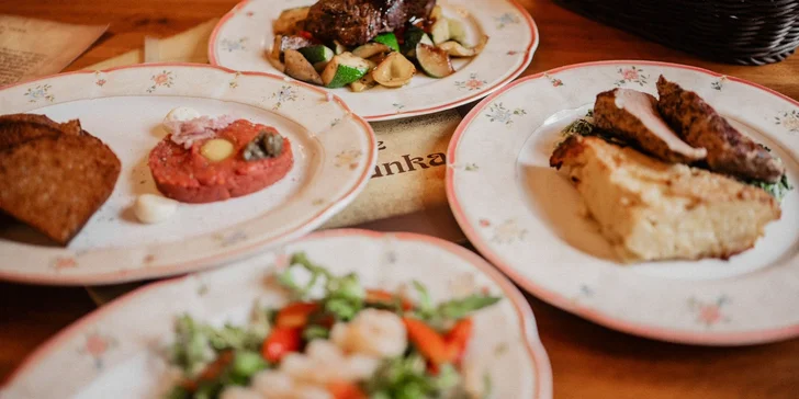 Hostina kousek od Pražského hradu pro dva: krevety, panenka, hovězí rumpsteak i mrkvový dort a víno