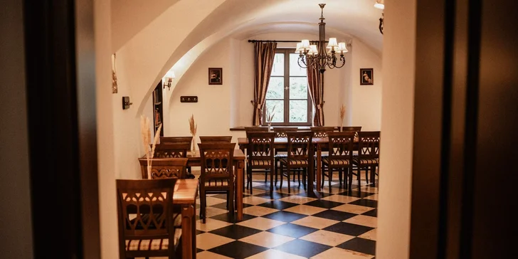 Hostina kousek od Pražského hradu pro dva: krevety, panenka, hovězí rumpsteak i mrkvový dort a víno