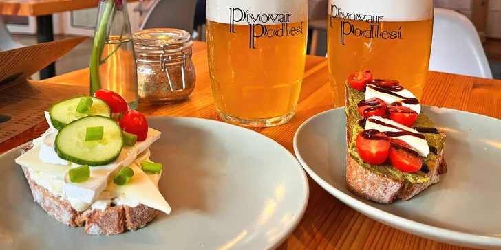 Vynikající domácí tousty s kafem i pivo a chlebíčky dle denního výběru
