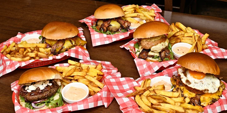 Burger dle výběru s přílohou: bourbon BBQ se slaninou i vege s jalapeños