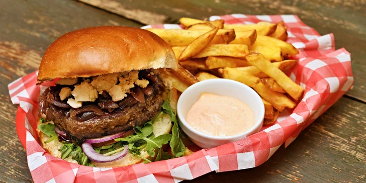 Burger dle výběru s přílohou: bourbon BBQ se slaninou i vege s jalapeños