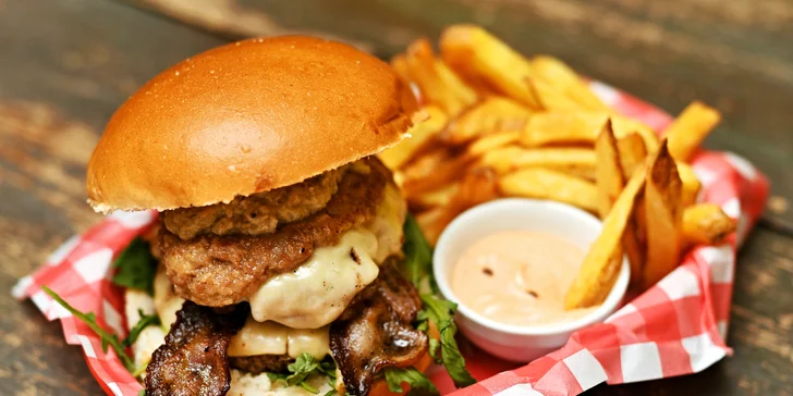 Burger dle výběru s přílohou: bourbon BBQ se slaninou i vege s jalapeños