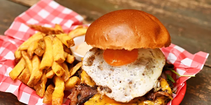 Burger dle výběru s přílohou: bourbon BBQ se slaninou i vege s jalapeños