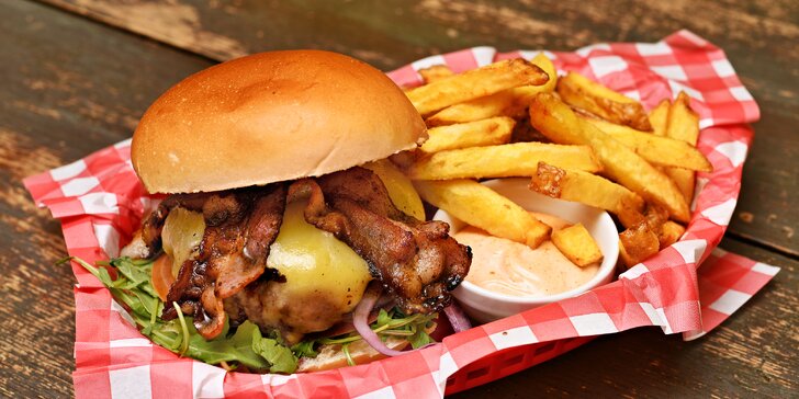 Burger dle výběru a hranolky: bourbon BBQ se slaninou i vege s jalapeños