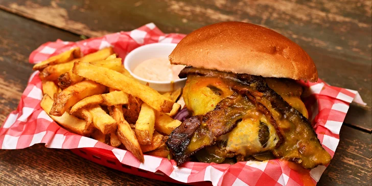 Burger dle výběru s přílohou: bourbon BBQ se slaninou i vege s jalapeños