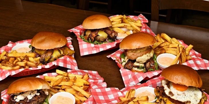 Burger dle výběru s přílohou: bourbon BBQ se slaninou i vege s jalapeños