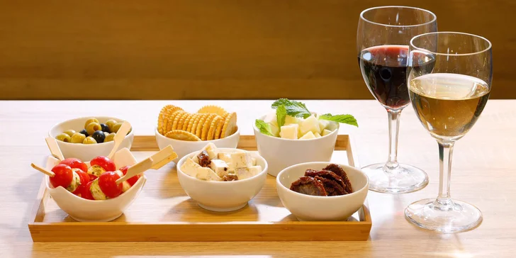 Šest tapas podle výběru ze 17 druhů a víno nebo pivo pro 2 osoby