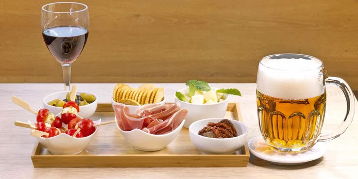 Šest tapas podle výběru ze 17 druhů a víno nebo pivo pro 2 osoby