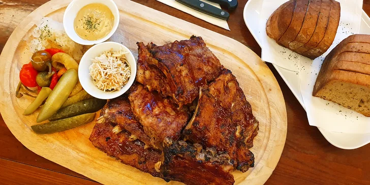 Pečená vepřová BBQ žebra s přílohami a chlebem: 600 nebo 1200 g