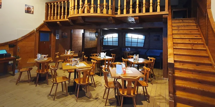 Prkno plné řízků a smažáku nebo tří druhů steaků až pro 6 osob