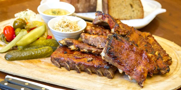 Pečená vepřová BBQ žebra s přílohami a chlebem: 600 nebo 1200 g
