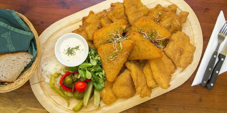 Prkno plné řízků a smažáku nebo tří druhů steaků až pro 6 osob