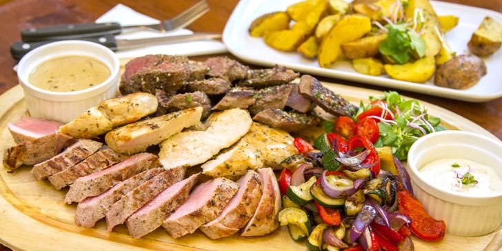Prkno plné řízků a smažáku nebo tří druhů steaků až pro 6 osob