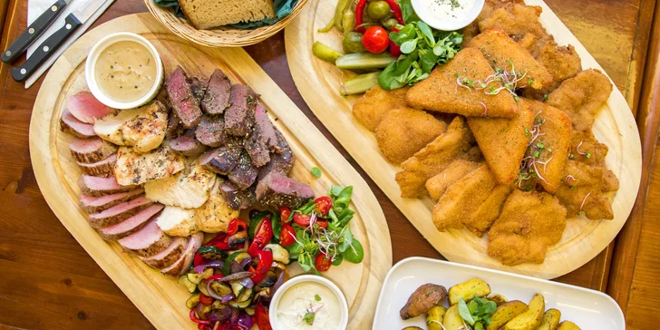 Prkno plné řízků a smažáku nebo tří druhů steaků až pro 6 osob