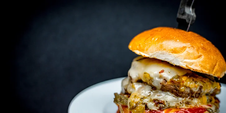 Burger dle výběru s přílohou: bourbon BBQ se slaninou i vege s jalapeños
