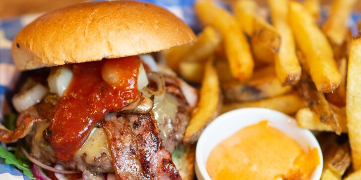 Burger dle výběru a hranolky: bourbon BBQ se slaninou i vege s jalapeños