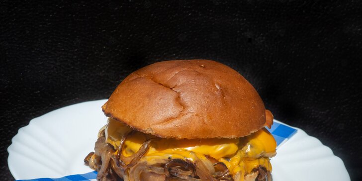 Burger dle výběru s přílohou: bourbon BBQ se slaninou i vege s jalapeños