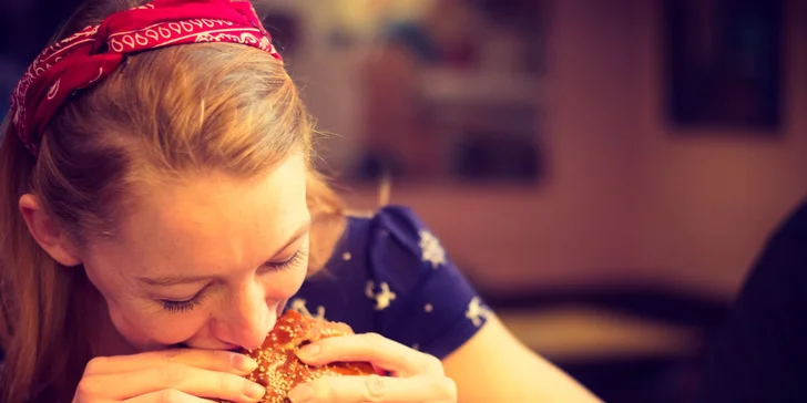 Burger dle výběru s přílohou: bourbon BBQ se slaninou i vege s jalapeños