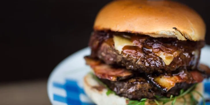 Burger dle výběru s přílohou: bourbon BBQ se slaninou i vege s jalapeños