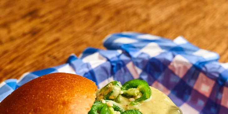 Burger dle výběru s přílohou: bourbon BBQ se slaninou i vege s jalapeños