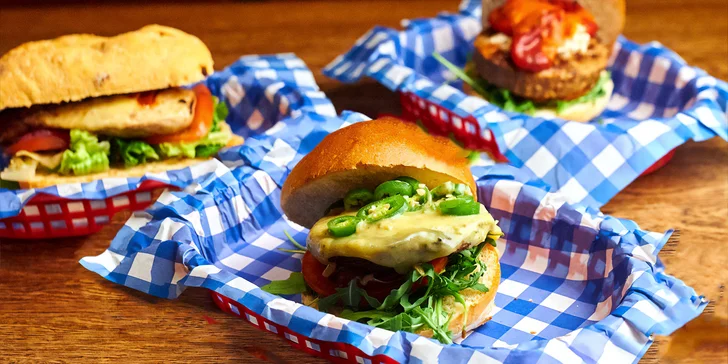 Burger dle výběru s přílohou: bourbon BBQ se slaninou i vege s jalapeños